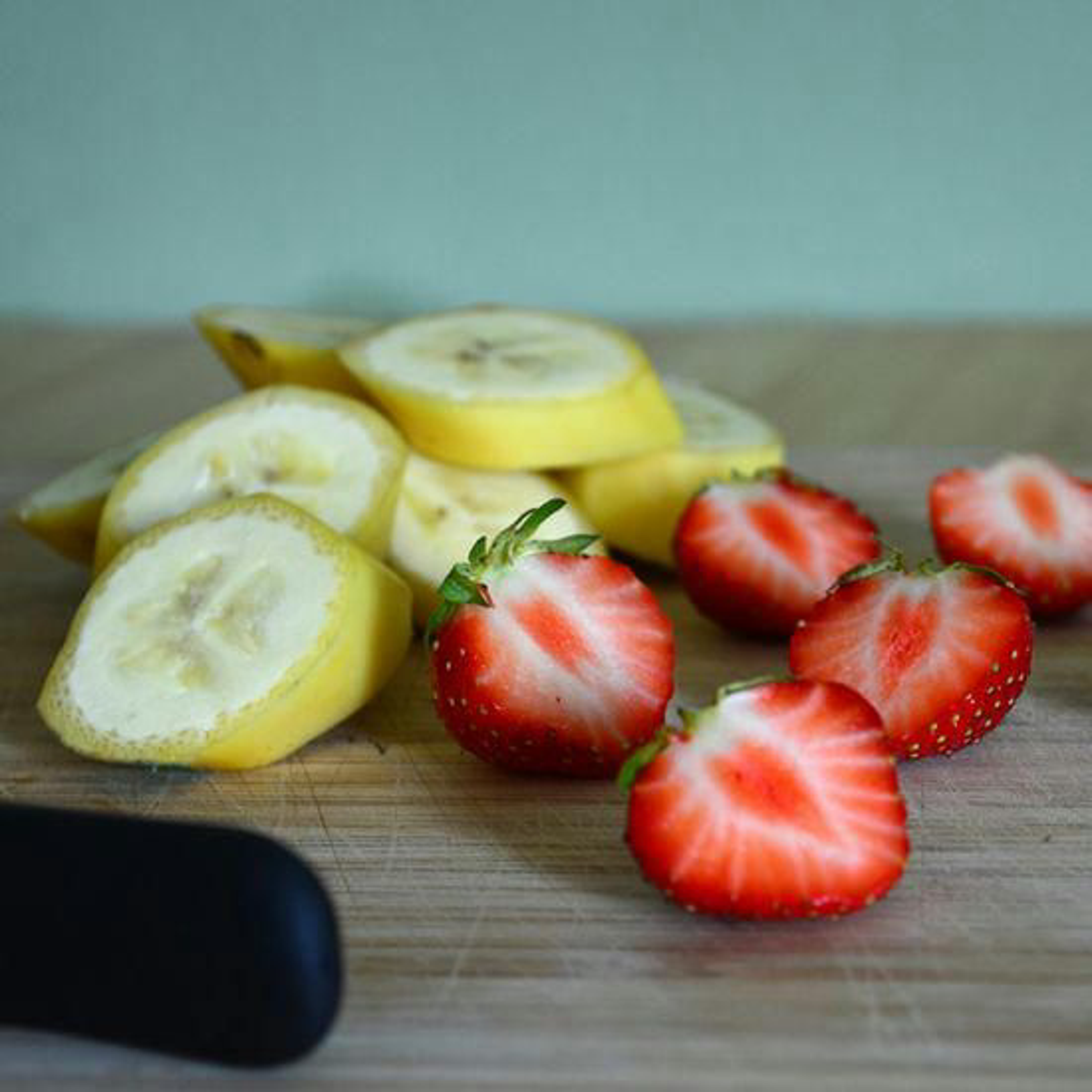 DIY-Erdbeerbaellchen-fuer-Hunde-Erdbeeren-Bananen