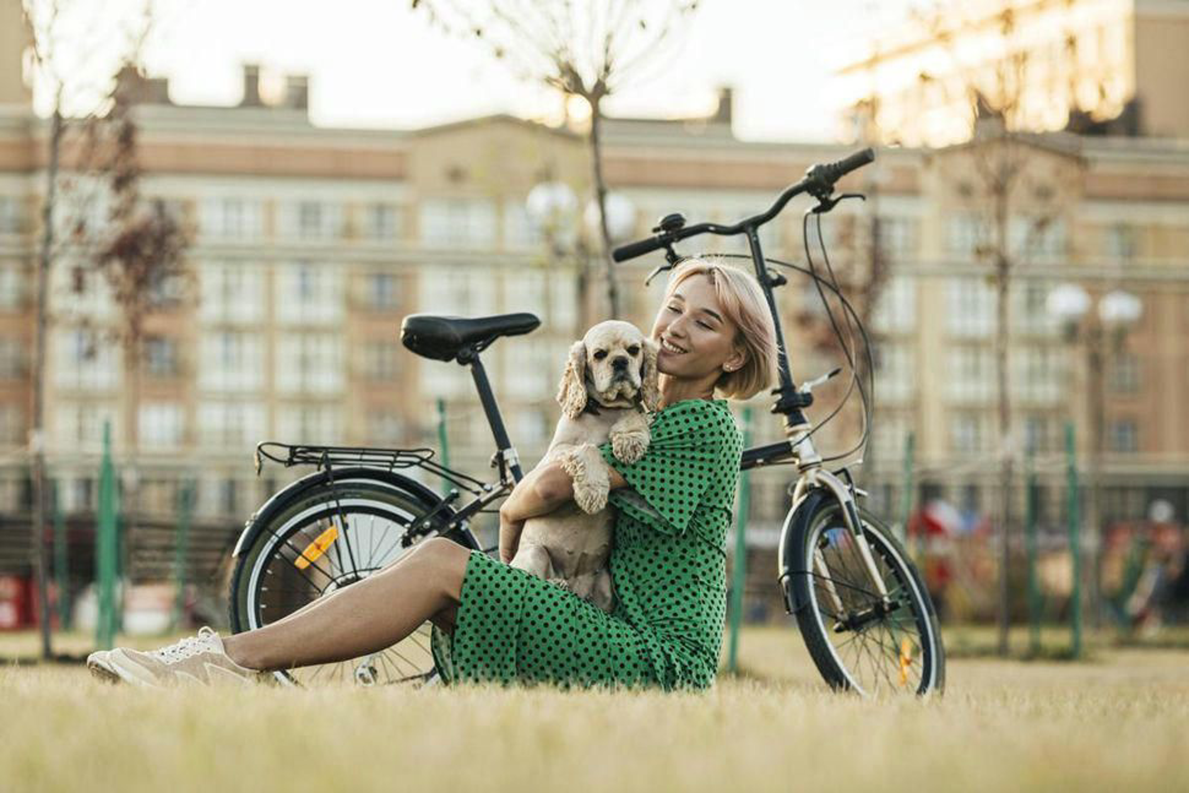 Frau Mit Hund Und Fahrrad