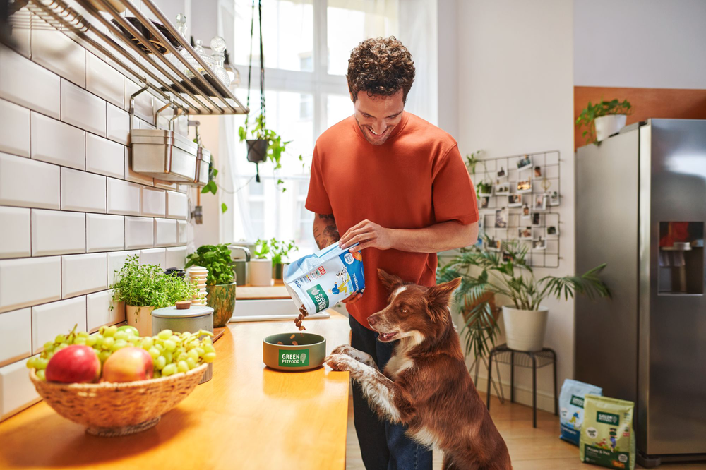 Mensch und Hund zusammen in der Küche: Worauf es bei pflanzlichem Hundefutter wirklich ankommt.